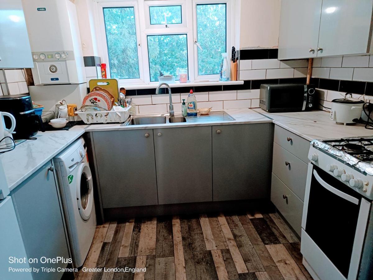 London's Bed With Breakfast & Free Parking