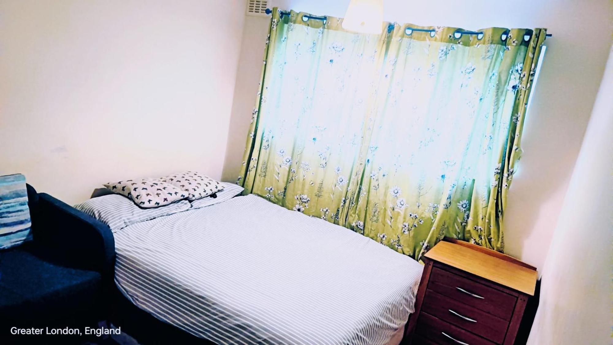 London's Bed With Breakfast & Free Parking Homestay *